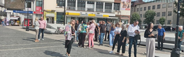 SNS-ovci se u Leskovcu danas slikali sa stranačkim informatorom u kome su bajate vesti