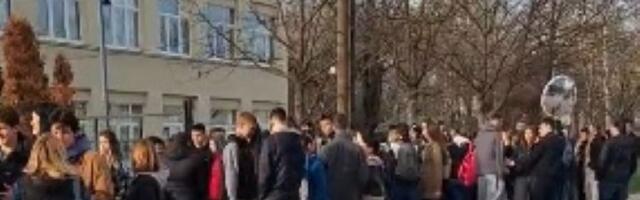 ZLOKOBNA PORUKA Nađen obešen zec na ogradi novosadske Gimnazije "Laza Kostić"