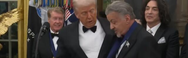 TRAMP NE UME DA KAŽE STALONE?! Predsednik dva puta pogrešio IME, a evo kako je glumac reagovao (VIDEO)