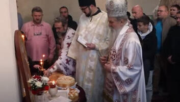 U crkvi Svetog Nikole u Prištini liturgijom i rezanjem slavskog kolača proslavljena slava