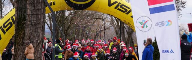 Prelepa slika iz Čačka: Oko 200 Deda Mrazova malih i velikih trčalo je danas za Relju, povod je dirljiv