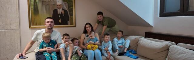 Usisavam nekoliko puta dnevno, a mašina za veš radi non stop: Ovo je porodica Ivanišević sa 7 sinova