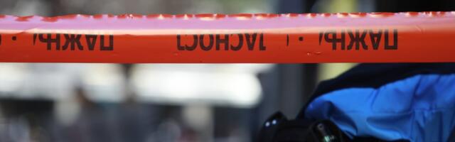 Trakama ograđeni objekti u Kikindi sa kojih otpada fasada: Grad nema nadležnost nad njima, ugrožena bezbednost