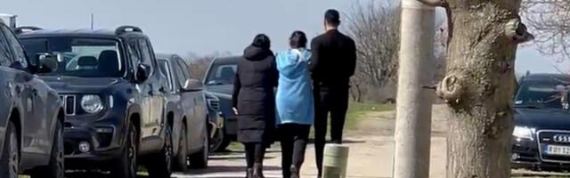 BRANKI SE SLOŠILO PORED KOVČEGA POKOJNOG SINA: Prijatelji odmah pritrčali u pomoć i izveli je iz dvorišta (VIDEO)