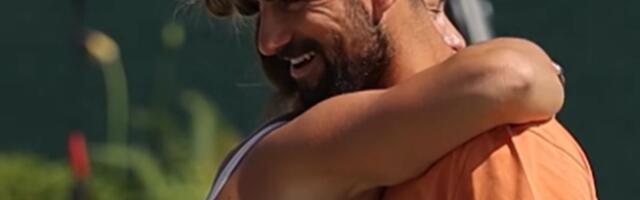 Novak i Arina u zagrljaju, kamera Vimbldona ih odmah uhvatila, oboje jure istoriju u Londonu