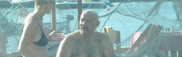 MNOGI GA NISU PREPOZNALI: Naš glumac uživao sa koleginicom na plaži u Crnoj Gori, MAZALA GA KREMOM DA NE IZGORI, a svi u čudu koliko se promenio!