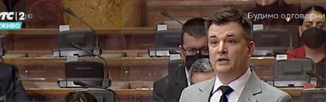 Kopija voljenog vođe psuje, preti, vređa...