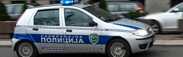 Prevrnuo se šleper na auto-putu, iscurela nafta