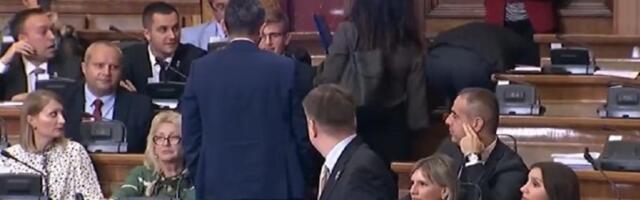 SNS-ovac pokazivao zadnjicu poslanici (VIDEO)