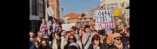 "Gi gledamo, gu trpimo, ga rušimo": Protest u Leskovcu (FOTO)