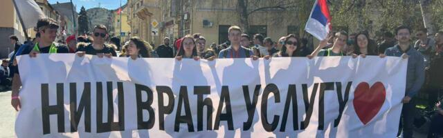Studenti večeras ispred Gradske kuće u Nišu prate rezultate izbora iz Zaječara i Kosjerića