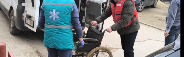 Crveni krst Leskovac uručio invalidska kolica i 135 paketa pelena za odrasle Gerontološkom centru