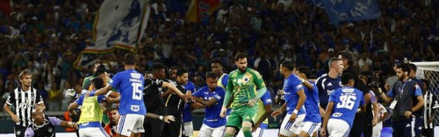 Brutalniju makljažu fudbalera niste videli: Sevale pesnice, karate potezi, igrači se jurili po terenu...