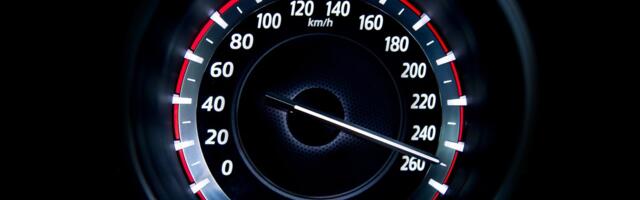 Šok snimak iz Višnjičke Banje, uporno se trkaju automobilima nadomak zgrada: "Okolo su deca i omladina"