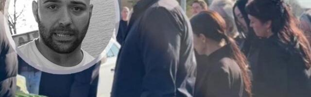 UDOVICI DRAGANA LAZIĆA SE SLOŠILO PRED SAHRANU, JECA NA SAV GLAS KRAJ SANDUKA: Najbliži je pridržavaju, jedva stoji! (VIDEO)