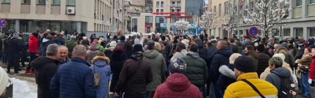 Meštani sela kod Loznice 24 časa bez struje, grupa građana blokirala put