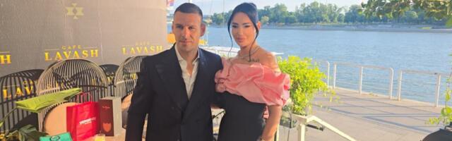 (FOTO+VIDEO) KAĆA ZA ROĐENDAN DOBILA ZLATNU NARUKVICU OD MUŠKARCA KOJI NIJE NJEN SUPRUG: Ono što je ugravirano na zlatu iznenadilo sve
