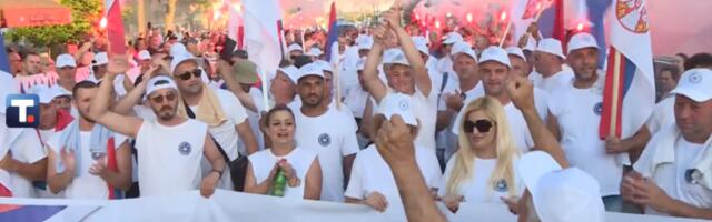 Група која из Аранђеловца пешачи на скуп „Србија, једна породица” стигла у Сремчицу
