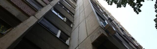 MAJKA IZBEZUMLJENO VIKALA: "DETE MI JE PALO"! Potresne scene u Beogradu ispred zgrade sa koje je trogodišnje dete palo i nastradalo! KOMŠIJE U ŠOKU