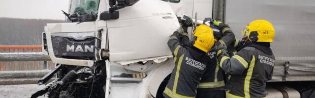 Fotografije spasavanja kamiondžije: Nesreća kod Beščanskog mosta