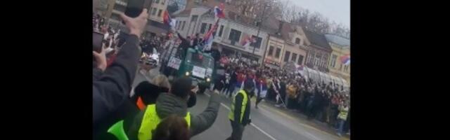 "Pumpaj, pumpaj": Studenti svečano dočekani u Nišu (VIDEO)