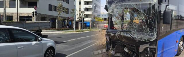Vozilo potpuno uništeno od siline udarca: Ovako izgleda autobus nakon nesreće u Zemunu (FOTO)