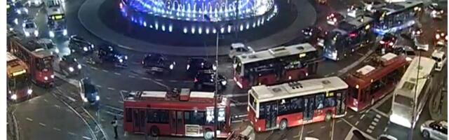 NE KREĆITE NIGDE BEZ PREKE POTREBE! OPŠTI KOLAPS U BEOGRADU Vozila mile na svim većim saobraćajnicama, a u ovim delovima STOJE (FOTO)