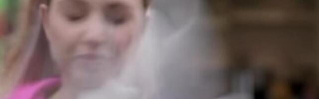 NIJE ZNALA ŠTA JU JE SNAŠLO! Reporterka imala "OKRŠAJ" usred programa uživo - KAO GROM IZ VEDRA NEBA (VIDEO)