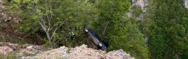 DEČAK SE SURVAO U PROVALIJU, PADAO PREKO 100 METARA! Potraga u Italiji, posle 4 sata zatekli užasnu scenu!