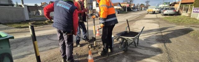 U toku ugradnja i popravka saobraćajne signalizacije na nekoliko lokacija u Kragujevcu (FOTO)