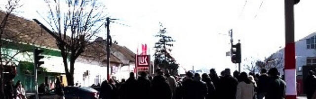 LUDILO U DOBANOVCIMA: Delije stigle na meč Kupa, pogledajte korteo navijača Zvezde! (VIDEO)