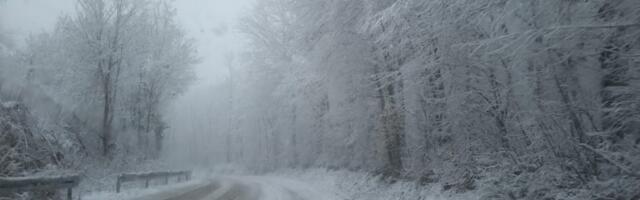 AMSS: Zbog slabog snega na kolovozu i jutarnjeg mraza opasnost od klizavih deonica