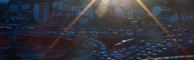 Totalni haos u Beogradu! Grad paralisan, vozila stoje (FOTO)