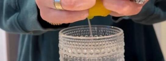 Pokazala kako cedi limun bez sečenja, pa digla na noge hiljade ljudi: "Kako za ovo nisam ranije znala" (video)