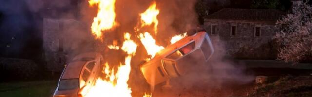 KAMERE SNIMILE JEZIV TRENUTAK EKSPLOZIJE, PETORO POVREĐENIH: Auto odleteo u vazduh, sekunde ih delile od TRAGEDIJE! (VIDEO)