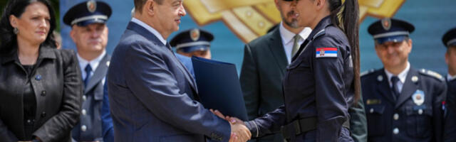 Промоција нових полицајаца у Сремској Каменици: Дачић уручио награде најбољима