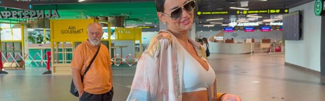 Kaća u šik izdanju, nosi luks Šanel torbu: Na aerodromu je čekala ćerkica, suprug nije došao zbog OVOGA