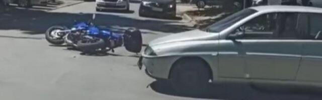OBOREN MOTOCIKLISTA! Nezgoda u Novom Sadu, MOTOR OSTAO NASRED RASKRSNICE (FOTO)