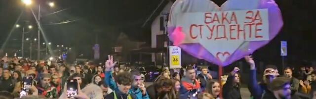 Studenti i srednjiškolci iz Niša koji pešače na protest u Beograd, sinoć stigli u Svilajnac