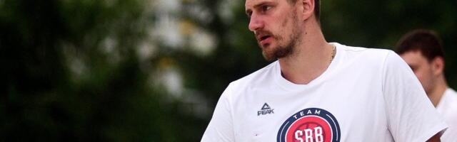 (FOTO) Jokić uživa za sve pare - svi se pitaju: Nikola, šta ti je to u ruci?