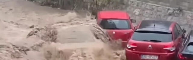 KATASTROFALNA POPLAVA U BUDVI Bujica nosi automobile, stanovi poplavljeni, grad je POD VODOM (VIDEO)
