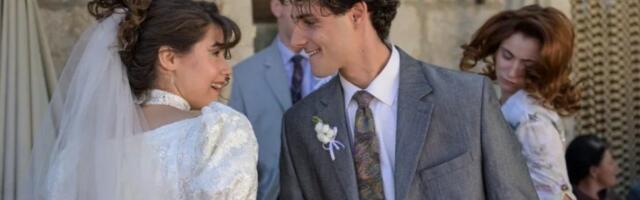 Devojke odlepile za glavnim glumcem "Tvrđave": Evo kako je izgledao na snimanju i s kim se grlio (FOTO)