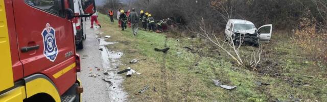 TEŠKA NESREĆA u Jovanovcu: Jedna osoba poginula, druga povređena u sudaru dva vozila (FOTO)