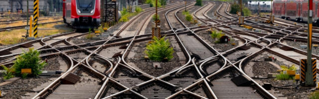 VOZ UDARIO KAMIONET NA PRUŽNOM PRELAZU Saobraćajna nesreća kod Pirota