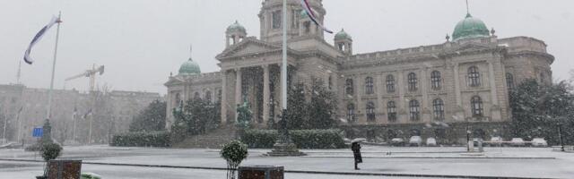 Balkan pod snegom, uklonjeno Božićno seoce ispred Skupštine Srbije