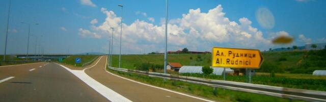 Sleteo s puta i udario u ogradu, poginula osamnaestogodišnjakinja