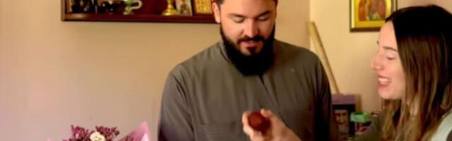 Dom pun ikona i cveća: Pevačica se za Uskrs kucala jajima sa suprugom sveštenikom, pa nasmejala sve