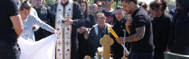 Potresne scene na pomenu: Majka Branka jeca, a Darko ne pušta ćerke pokojnog brata (FOTO/VIDEO)