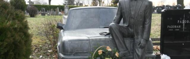 NEOBIČAN SPOMENIK, PRED KOJIM SVI ZASTANU! Glumica nikada nije upoznala OCA, a IME dobila po njemu: "TO JE MOJ KRST"