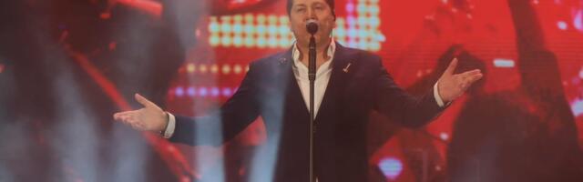 Muzički zemljotres u Zenici: Više od osam hiljada ljudi pevalo sa Acom Pejovićem